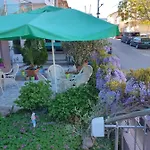 Venis House فندق